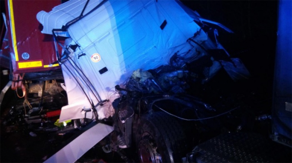 Při nehodě dvou kamionů u Chlumce jeden z řidičů na místě zemřel