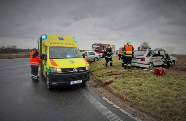 Na kolínské silnici u Vrbčan došlo k nehodě dvou automobilů, na místě zasahoval i vrtulník