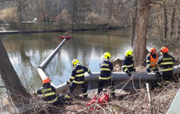 Únik neznámé kapaliny do řeky Svratky řešili hasiči