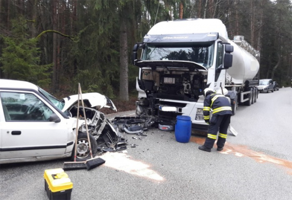 Střet nákladního auta s osobním u obce Deštná si vyžádal jedno zranění