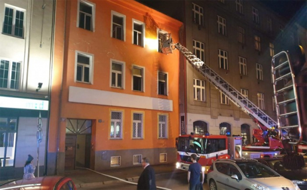 16 osob bylo evakuováno při požáru hostelu v Praze 8, hasiči zachránili dvě osoby