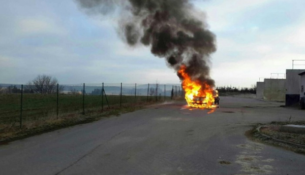 Z hořícího vozu na Svitavsku stačil řidič zachránit sebe, autosedačku i osobní zavazadlo