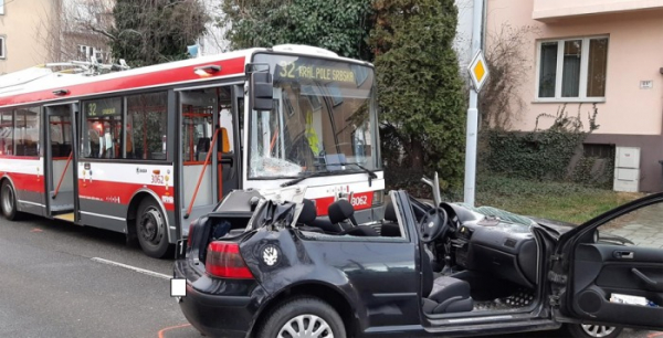 Řidič osobního vozidla v Brně nedal přednost trolejbusu, na místě zemřel