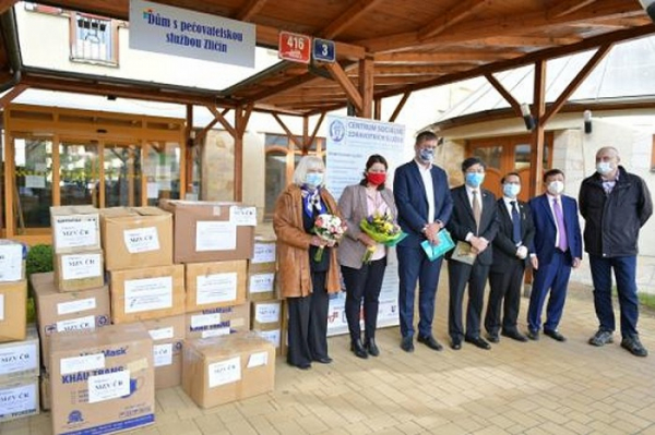 Ministři Petříček a Maláčová předali vietnamský dar Pražským zařízením pro seniory