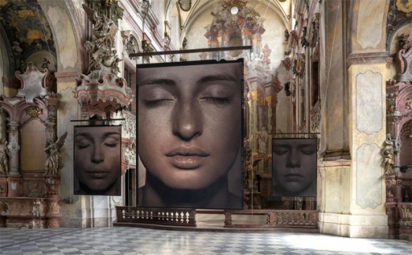 Výstava fotografa Pavla Máry v barokním kostele v Litoměřicích ukazuje jedinečnost lidských tváří a těl