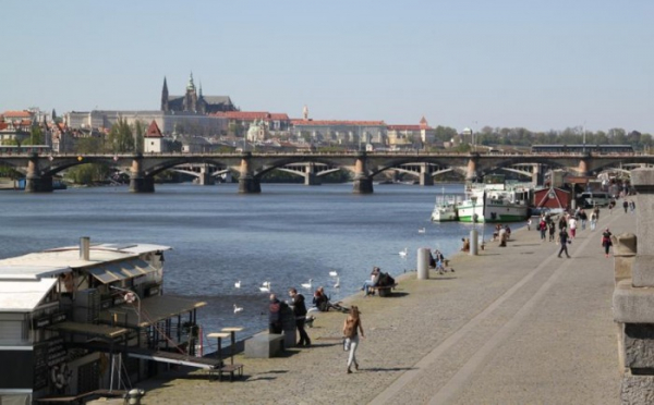 Městská společnost Trade Centre Praha vypověděla na základě častých stížností rezidentů smlouvu provozovateli lodi (A)VOID na pražské náplavce