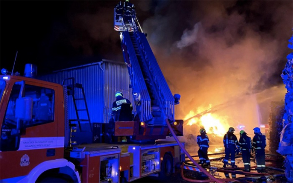 V Praze 15, v průmyslovém areálu, likvidovaly profesionální i dobrovolné jednotky rozsáhlý požár plastů