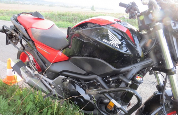 Na Trutnovsku havaroval motorkář do příkopu