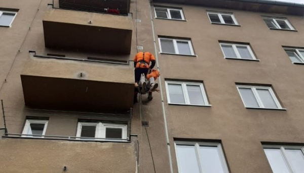 Brněnští hasiči zachraňovali visícího muže 