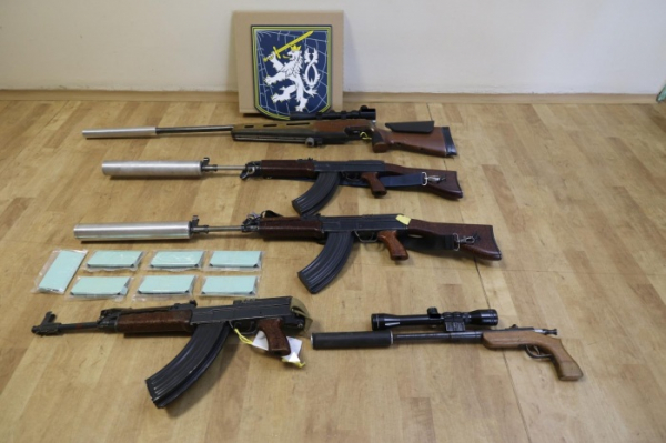 Trojice mužů z jižní Moravy upravovala znehodnocené zbraně zpět do střelby schopného stavu