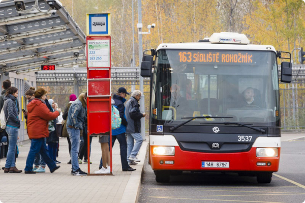 Praha obnoví standardní režim odbavování cestujících v autobusech i tramvajích