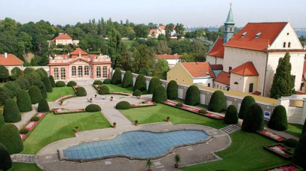 Zahrada Černínského paláce bude o víkendech otevřena pro veřejnost