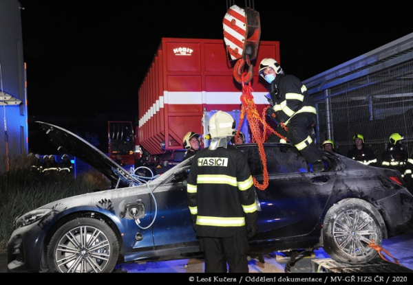 V Čestlicích u Prahy hořelo elektroauto, hasiči ho ponořili do kontejneru s vodou