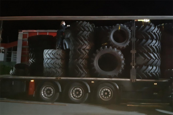 V cele skončil řidič kamionu, který kromě pneumatik převážel i migranty