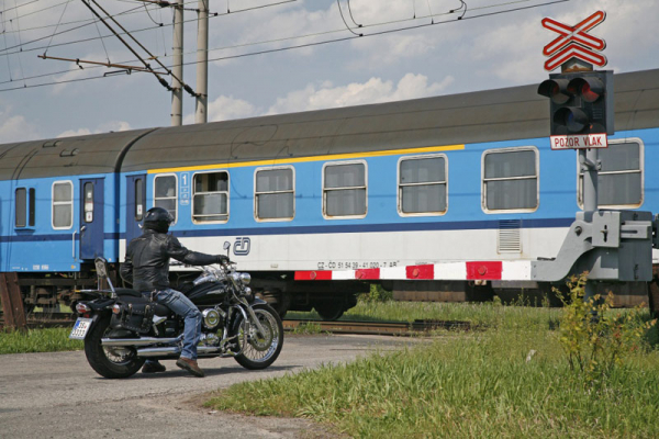 Na železničním přejezdu v Odrách zemřel motocyklista po střetu s osobním vlakem