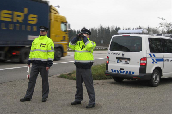Celníci vybrali na českých dálnicích od neukázněných řidičů téměř milion korun