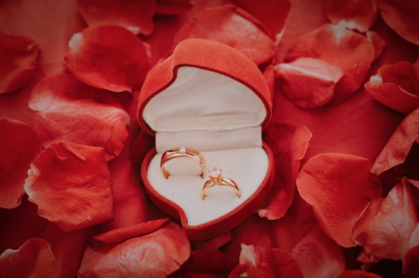 Líbí se vám snubní prsteny z růžového zlata?