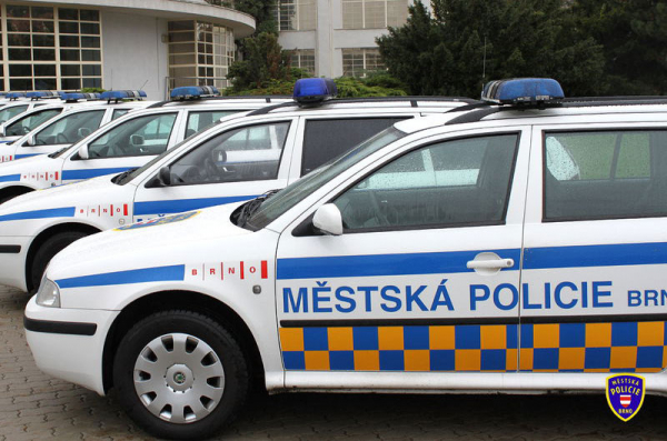 Muž v Brně rušil noční klid, po odjezdu hlídky strážníků přivařil venkovní dveře k zárubni