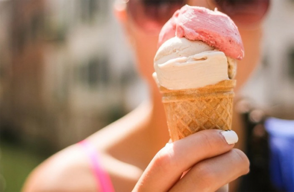 Inspekce prokázala nevyhovující parametry u 30 % vzorků nebalených zmrzlin a 43 % vzorků ledů do nápojů