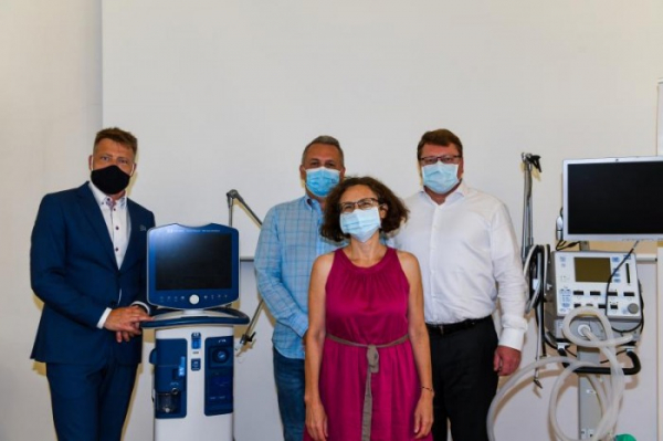 Praha pořídila plicní ventilátory. Poskytla je Nemocnici Na Františku