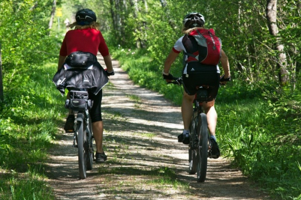 Co potřebujete na cyklo výlet? Celoodpružené kolo, dres, batoh i rukavice