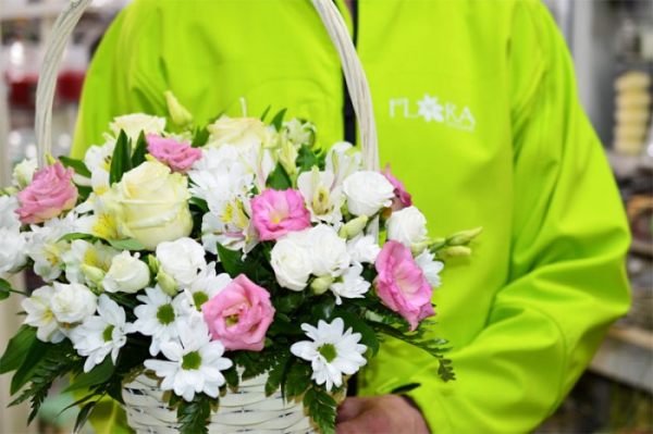 Využijte služeb kurýra v Českých Budějovicích pro dovážku květin