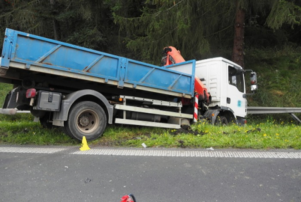 Nepřiměřená rychlost zapříčinila střet tří vozidel na Karlovarsku