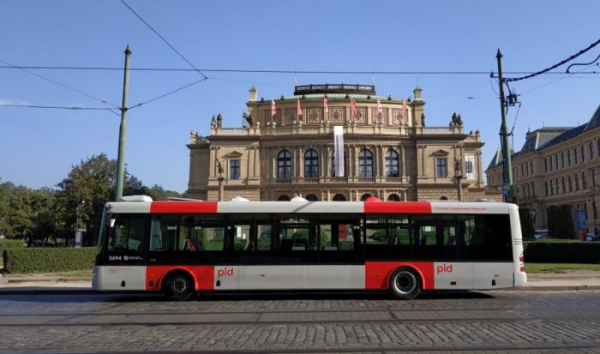Praha představila prototyp autobusu v nových barvách Pražské integrované dopravy