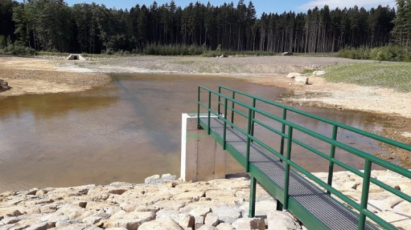 Ve státních lesích na Trutnovsku se napouští nová vodní nádrž Soutok