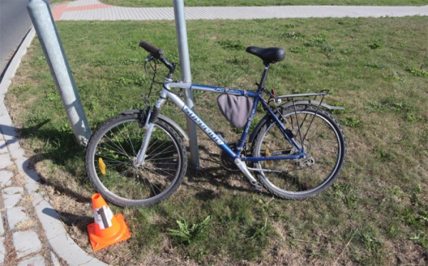 Na Plzeňsku najel opilý cyklista s kolem na obrubník a havaroval