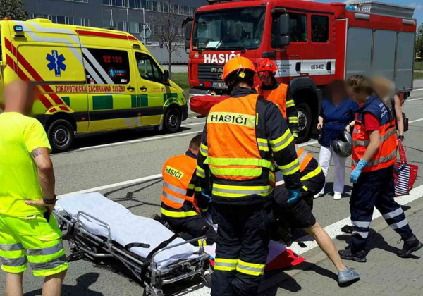 Při dopravní nehodě na Třebíčsku jeden člověk zemřel, další tři dospělí a dvě děti se zranili