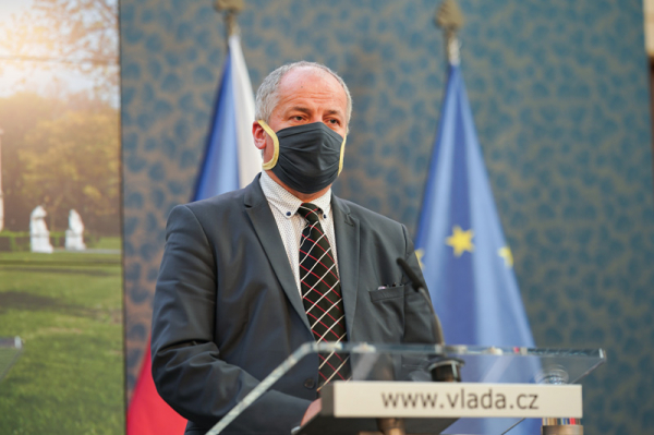 Prezident Miloš Zeman jmenoval v pondělí novým ministrem zdravotnictví epidemiologa Romana Prymulu 