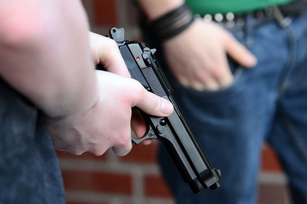 Podnapilý mladík řešil spor střelbou z plynové pistole