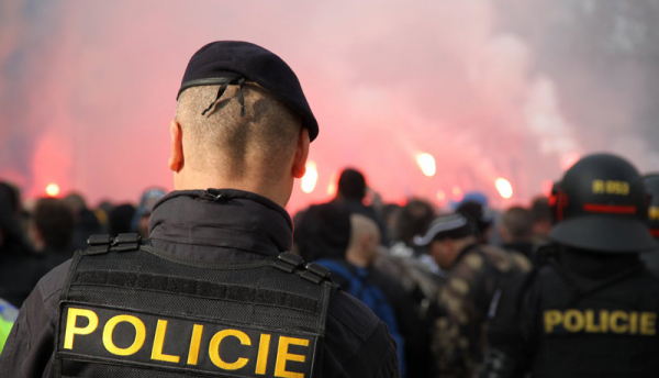 Policie při nedělních protestech v Praze zadržela 144 lidí. Z  trestného činu podezírají 14 osob