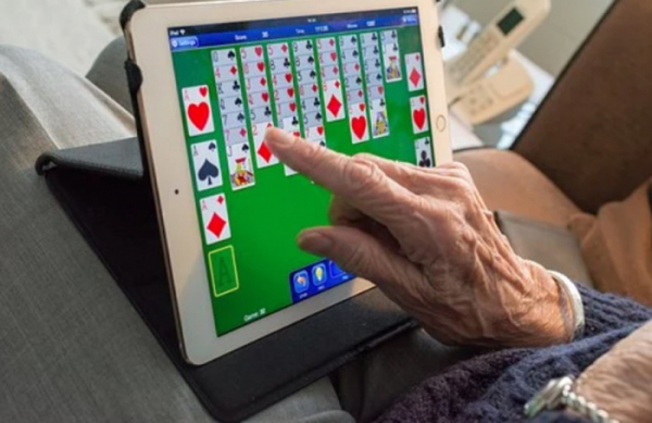 Online kurzy pomohou seniorům udržet si psychickou pohodu a zvládnout současné omezení pohybu