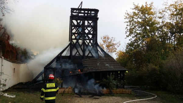 Požár zničil vzácný dřevěný kostel svatého Michaela v Praze