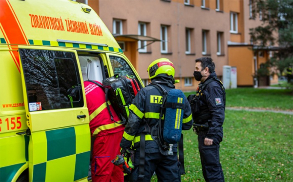 Při požáru bytu v třinecké části Lyžbice se tři lidé se nadýchali zplodin hoření, 13 osob bylo zachráněno 