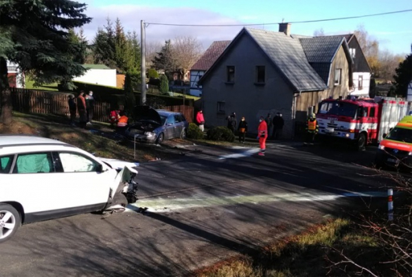 Nehoda dvou osobních aut v Krásné Lípě si vyžádala dvě zranění