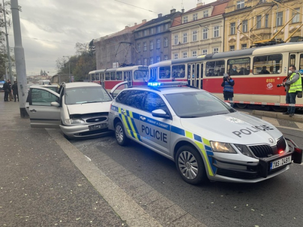Policisté stříleli v Praze po ujíždějícím autě, nakonec použili zastavovací pás