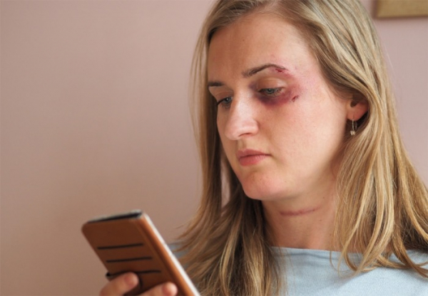 Domácí násilí je problém a věnuje se mu málo pozornosti, myslí si drtivá většina obyvatel Česka