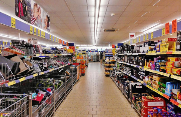 Z pracovníků ostrahy mosteckého supermarketu se vyklubali zloději