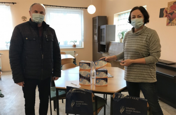 Další školská zařízení v Plzeňském kraji obdrží respirátory z Taiwanu