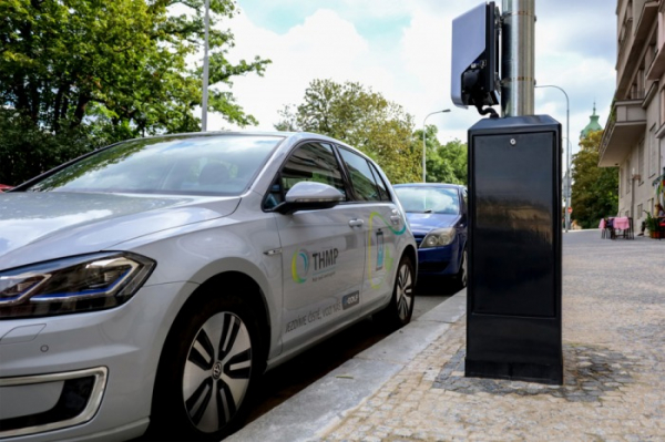 V Praze se budou elektromobily nabíjet přímo ze sítě veřejného osvětlení