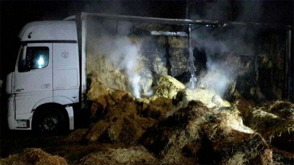 Kamion se slámou zachvátily plameny, škoda je téměř milion korun