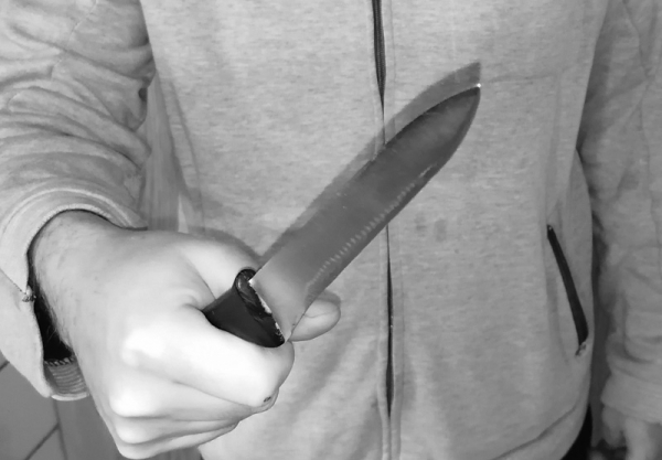 Útočník s nožem v ruce napadl muže před jeho domem a žádal po něm vydání peněz