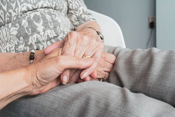 KDU-ČSL prosazuje krátkodobé ošetřovné pro pečující osoby nežijící ve společné domácnosti