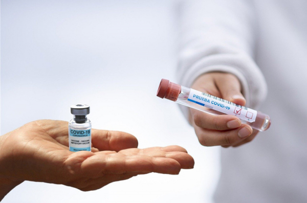 Poměr přínosů a rizik vakcíny od společnosti AstraZeneca zůstává pozitivní