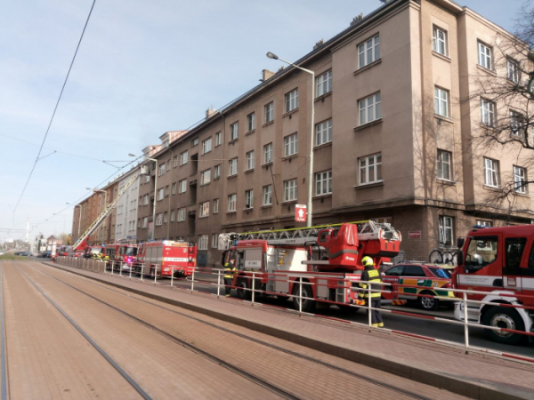 Požár bytu v Praze si vyžádal čtrnáct zraněných včetně dětí