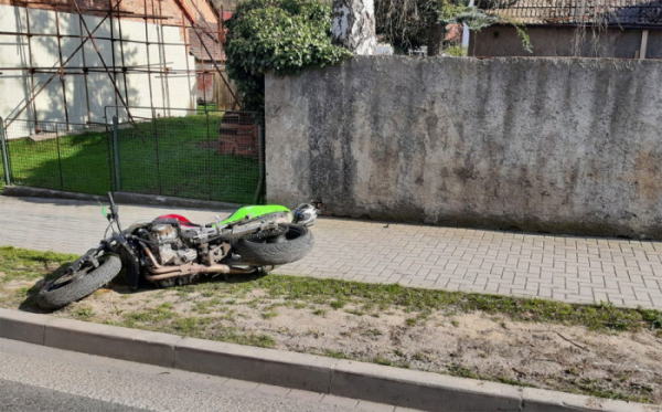 Motocyklista na Plzeňsku ujížděl policii, následně havaroval do oplocení rodinného domu