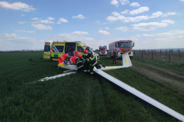 Na Znojemsku spadl sportovní kluzák, zraněného muže transportoval vrtulník do nemocnice
